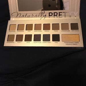 It Cosmetics naturally Pretty Celebration palette